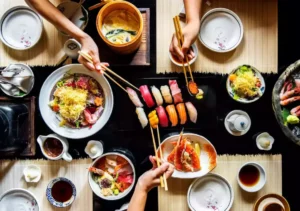 table d'un repas au restaurant japonais