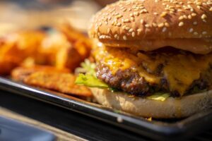 hamburger et frite sur un plateau