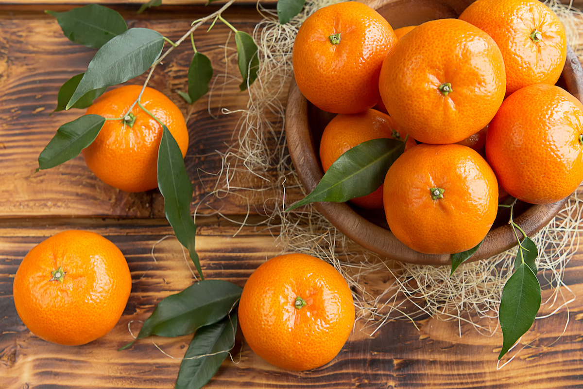 Mandarines d'agrumes frais, oranges en gros plan dans un style rustique