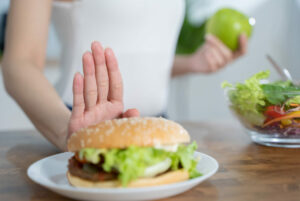 Les femmes évitent la restauration rapide pendant les séances de régime pour perdre du poids et choisissent des aliments sains qui contiennent des vitamines et des nutriments.